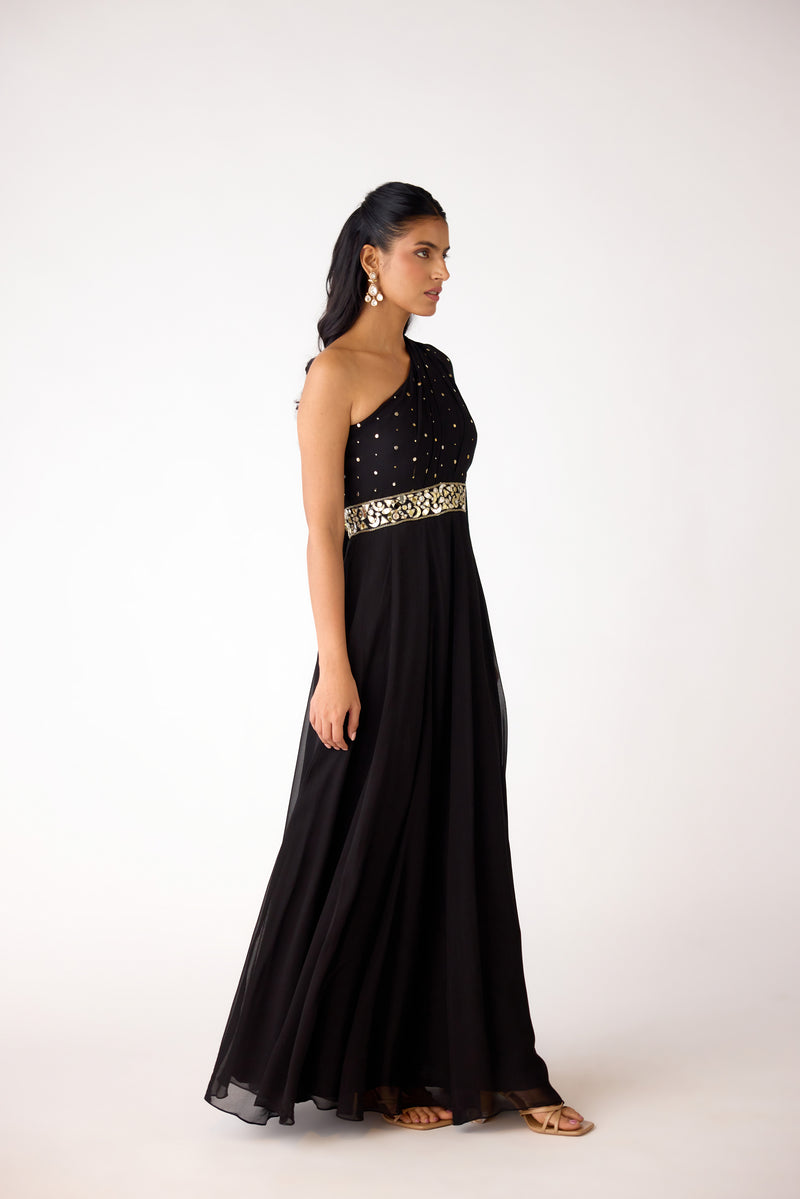 BLACK GEORGETTE ONE SIDE SHOULDER JMPSUIT