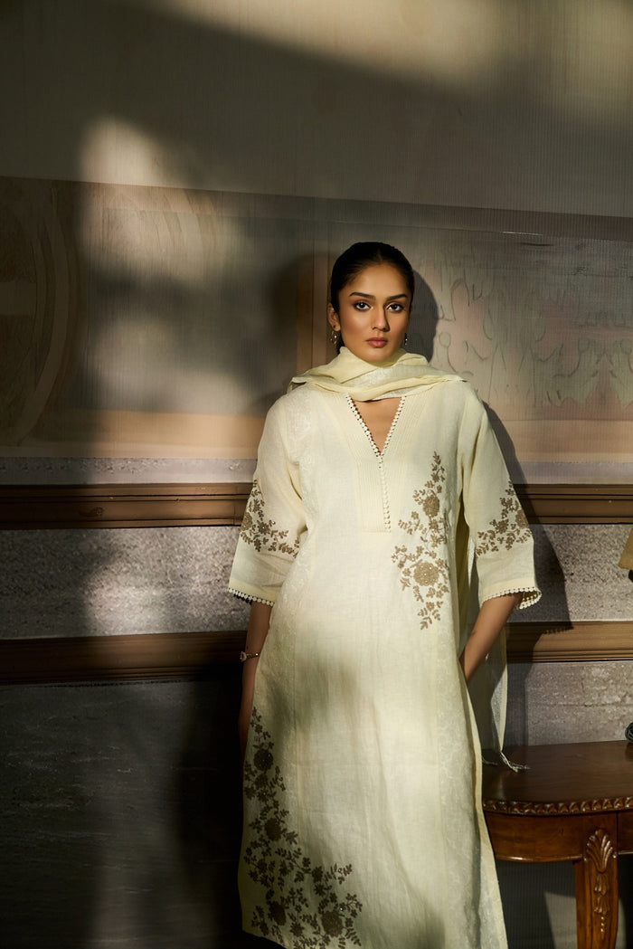 CREAM THREAD EMBROIDERED LINEN KURTA SET WITH DUPATTA