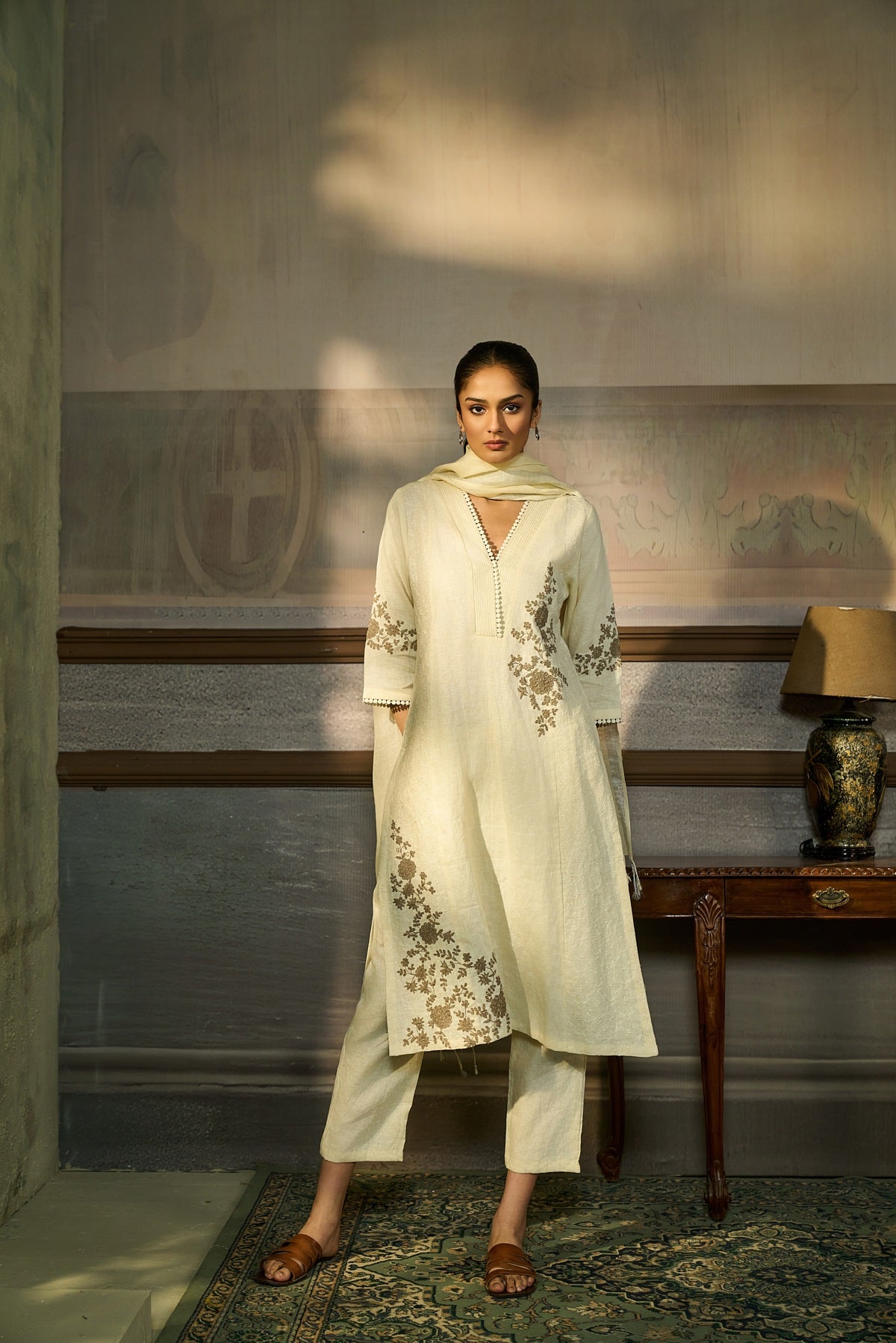CREAM THREAD EMBROIDERED LINEN KURTA SET WITH DUPATTA